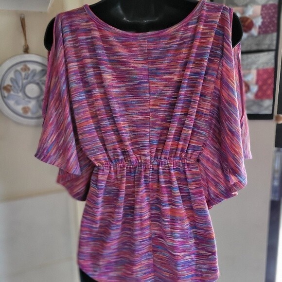 Almost Famous Red/Pink Striped Cold/Open Shoulder Asymmetrical Blouse Size Large - Picture 8 of 8